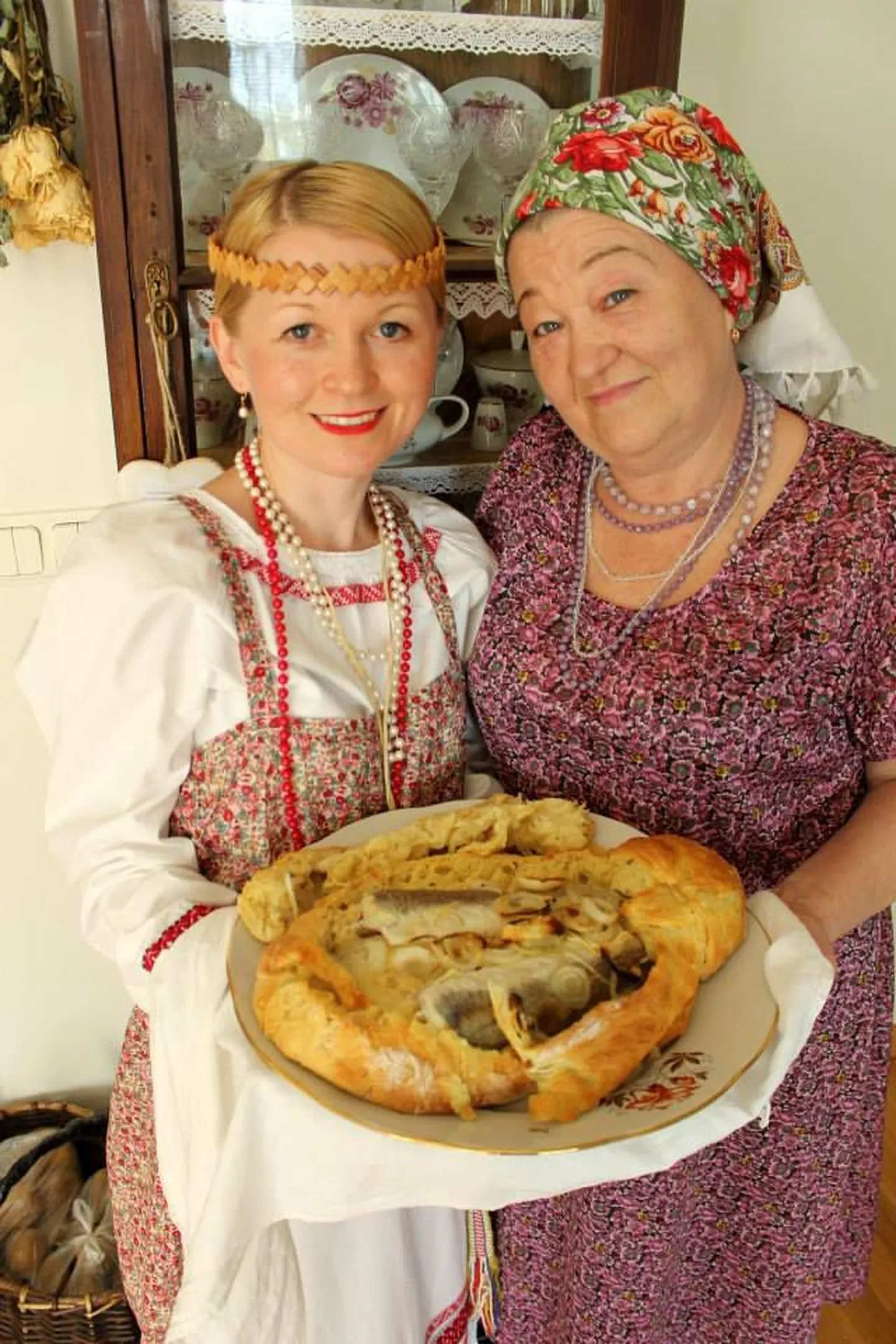 Komilannad Natalia (vasakul) ja ema Ljudmila on suured soome-ugri kultuuri edendajad, hõimupäevadeks valmistasid nad komi rahvustoitu.
