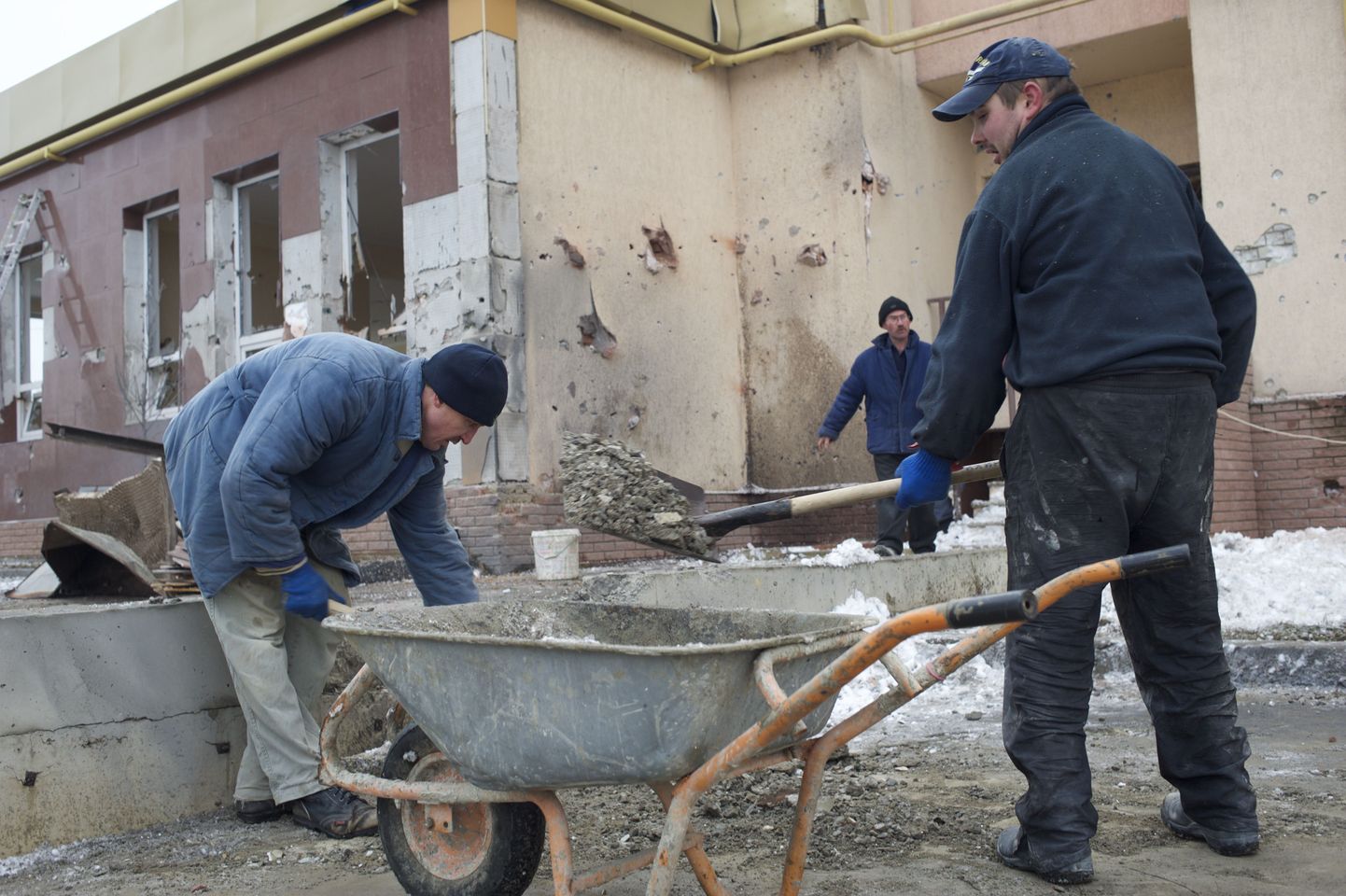 Sõjategevuses kannatada saanud maja taastamine Donetski lähedal