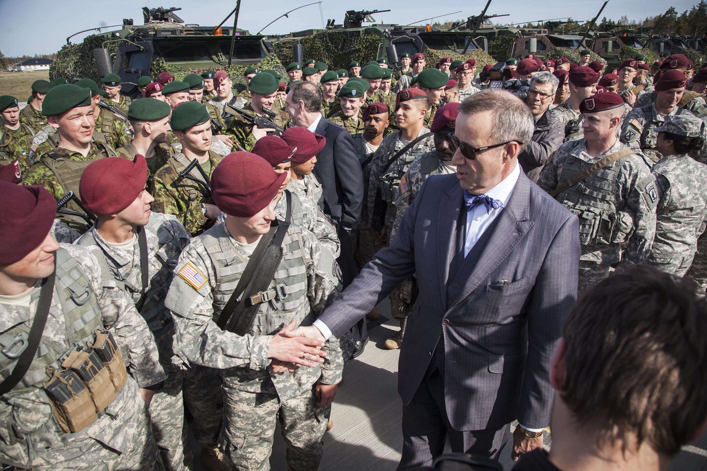 President Toomas Hendrik Ilves tervitab Ämari lennubaasis USA sõdureid.