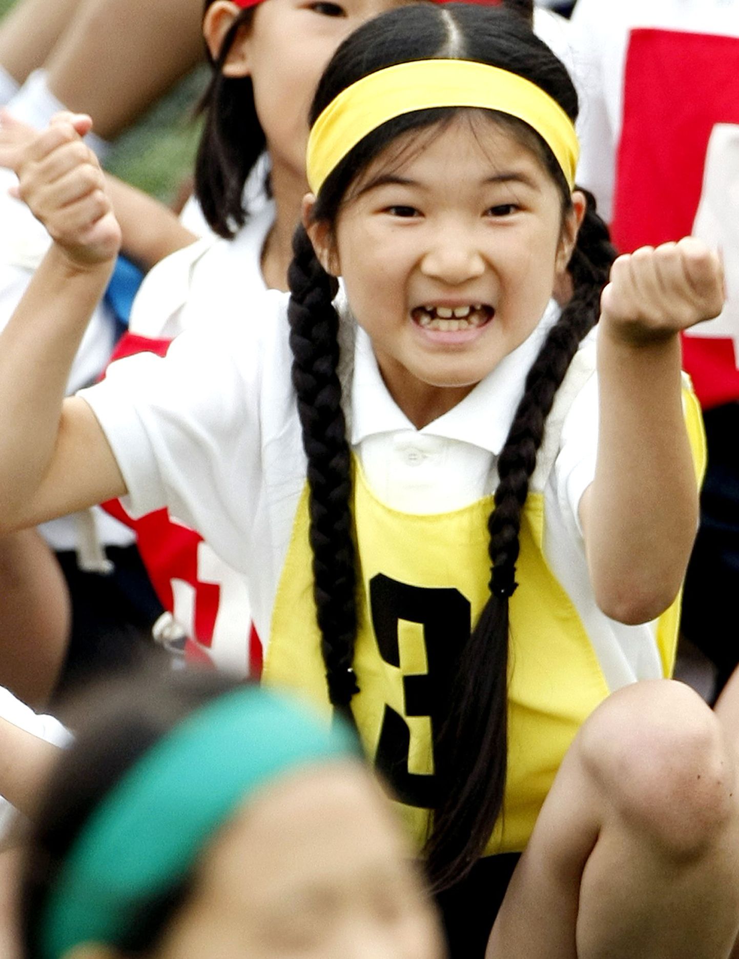 Jaapani printsess Aiko kooli spordipäeval teatejooksu võitu tähistamas.