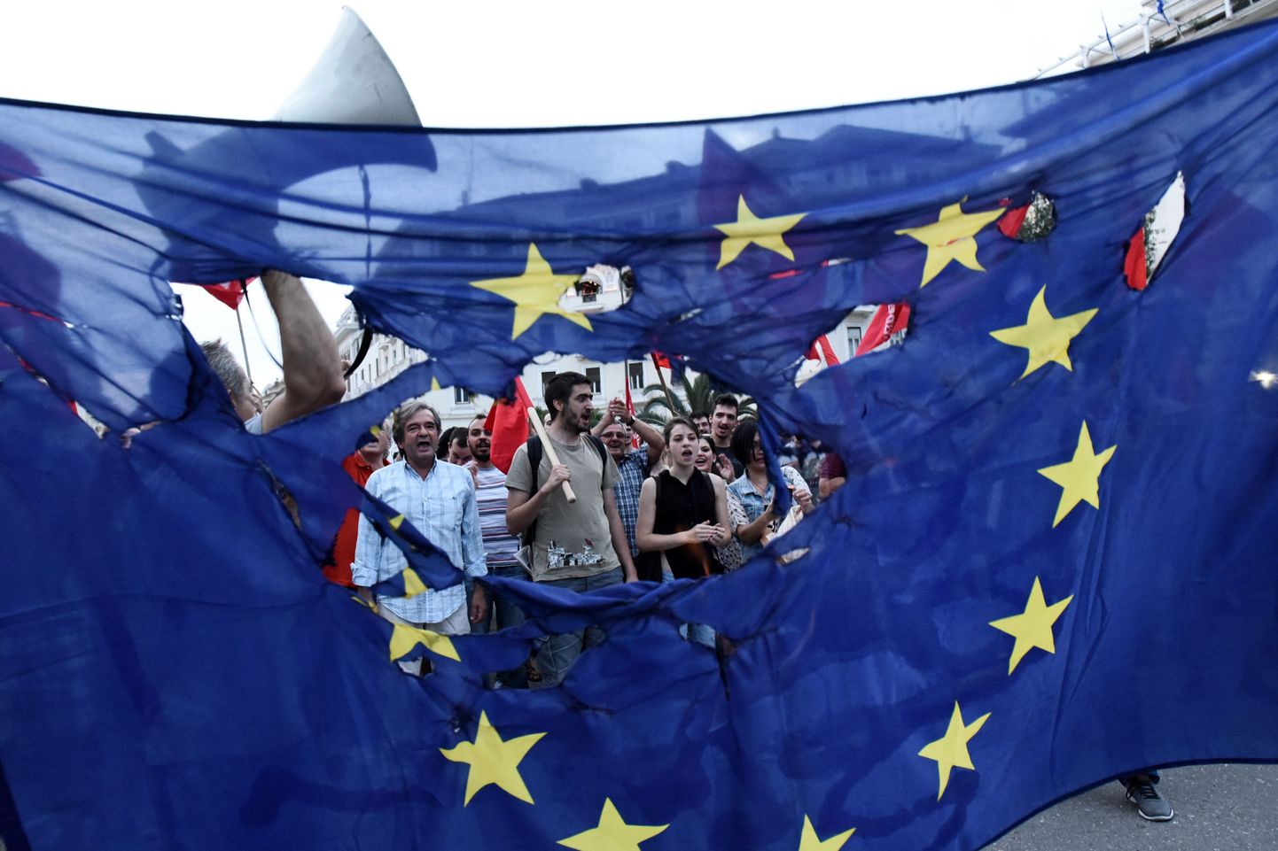 Kreeka protestijad selle aasta juunis lõhkise Euroopa Liidu lipuga.