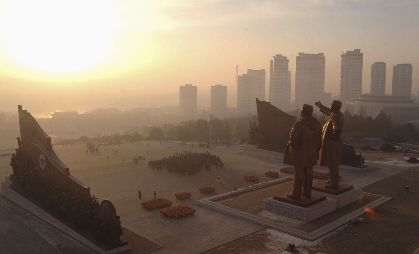 Põhja-Korea riigi rajaja Kim Il Sungi ja endise suure juhi Kim Jong Ili hiigelkujud pealinnas Pyongyangis.
