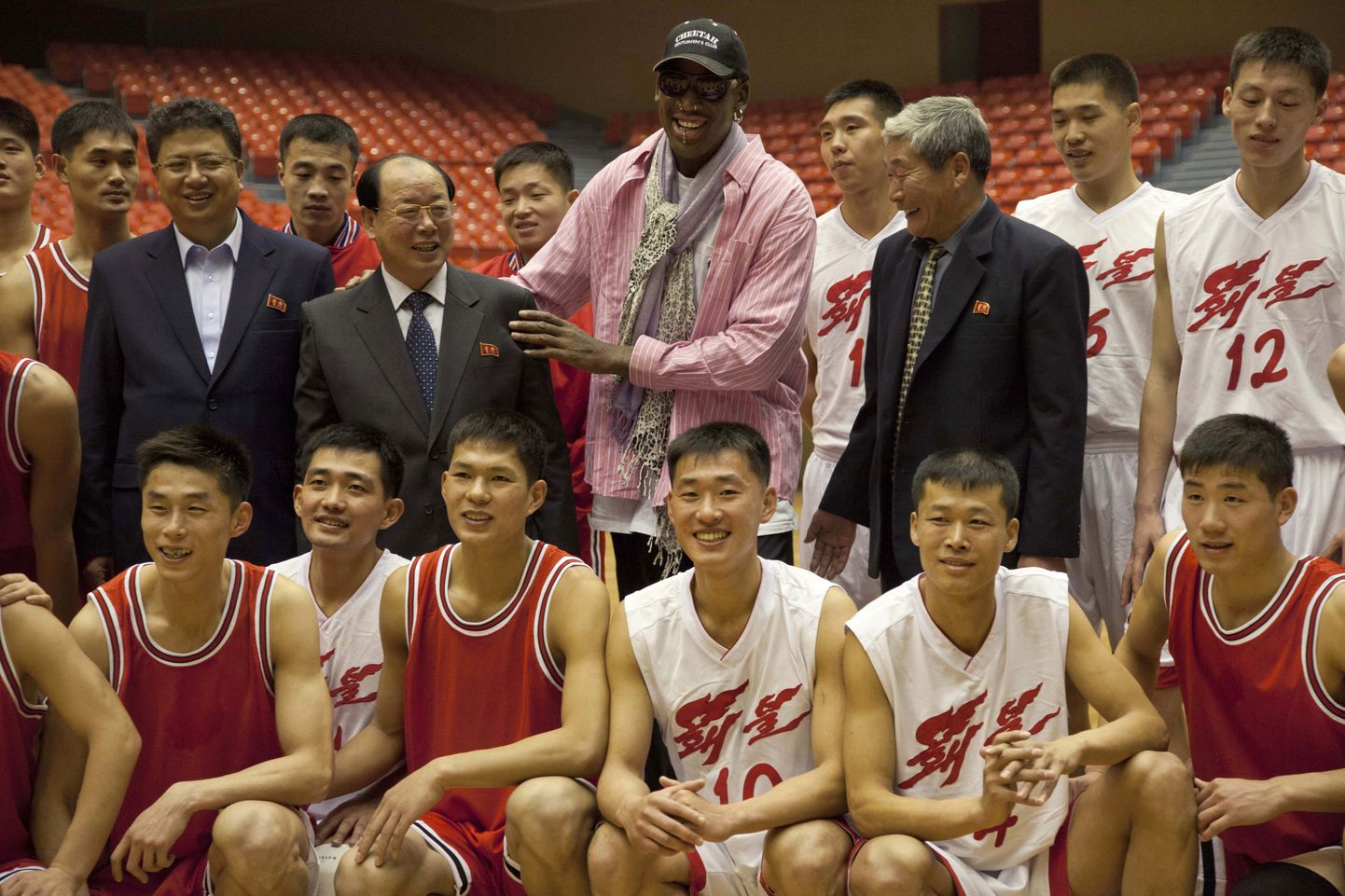 Põhja-Korea korvpallureid treenib praegu endine NBA täht Dennis Rodman (keskel).
