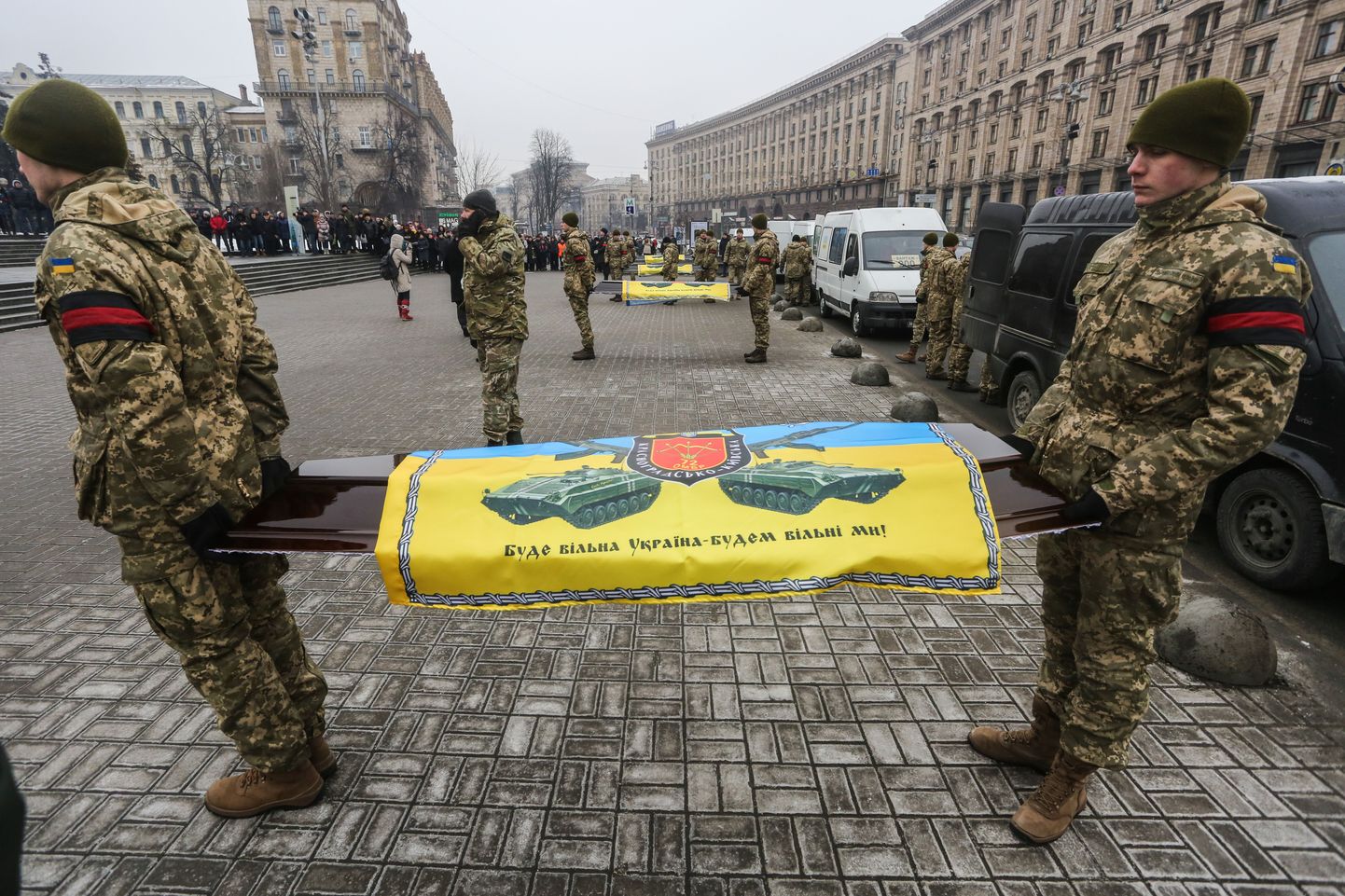 Tuhanded inimesed kogunesid Kiievis Maidani väljakule, et avaldada austust jaanuari lõpus lahingutes langenud uikranlastele.