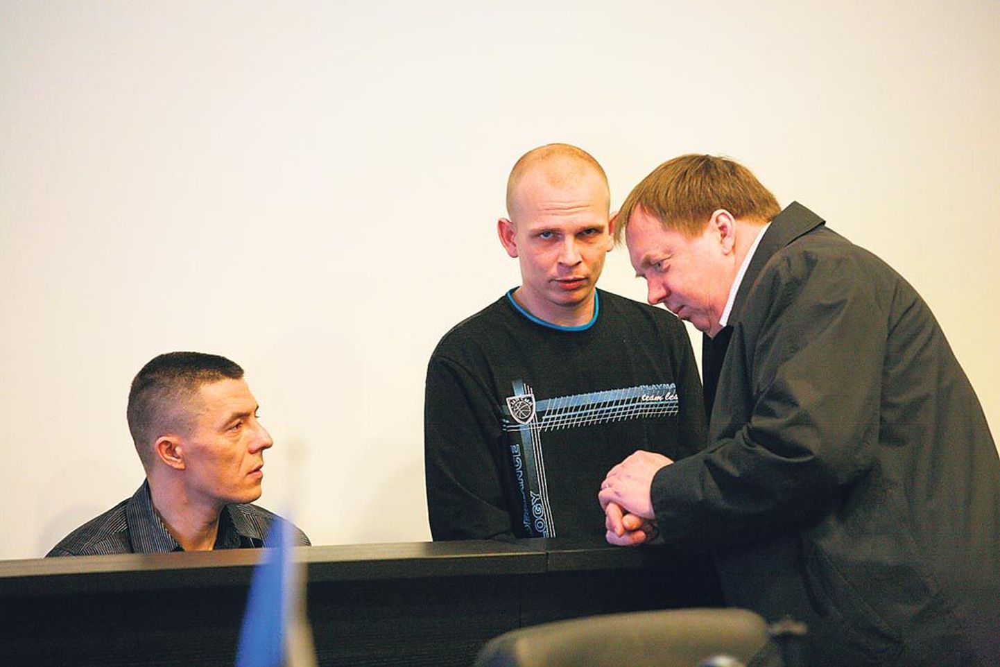 Süüpingis on Andrei Tovstonog ja Maksim Sapošnikov, kes peavad nõu advokaadiga.