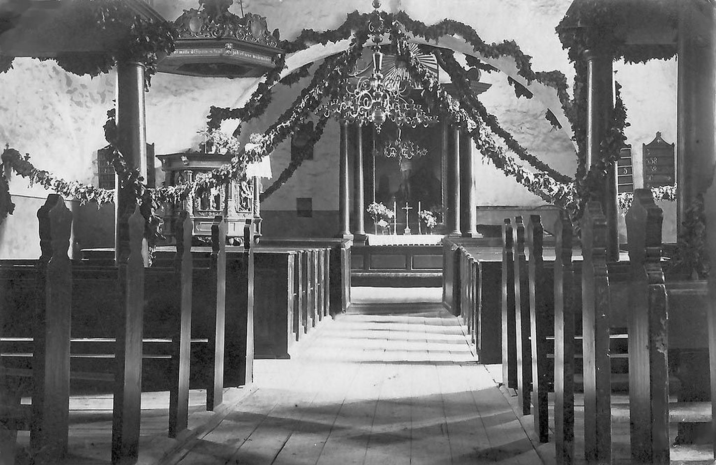 Pärnu-Jaagupi luteriusu kiriku sisevaade (foto Sergei Seelandi kogust).