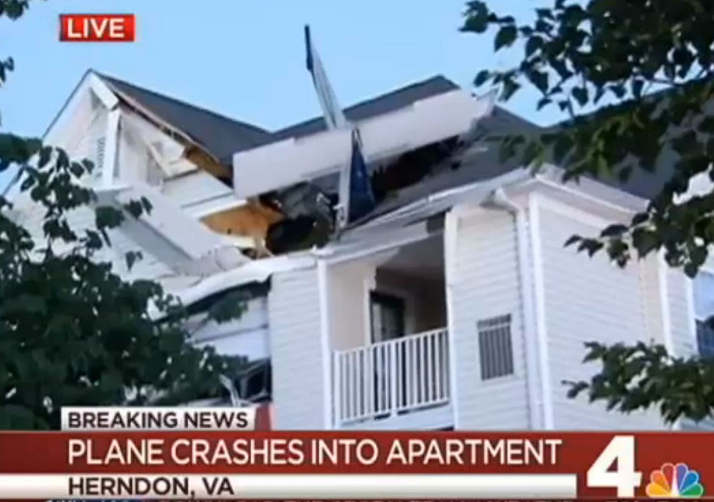 Telejaama NBC4 Washington tehtud video stoppkaader, kus on näha majja kukkunud lennukit.