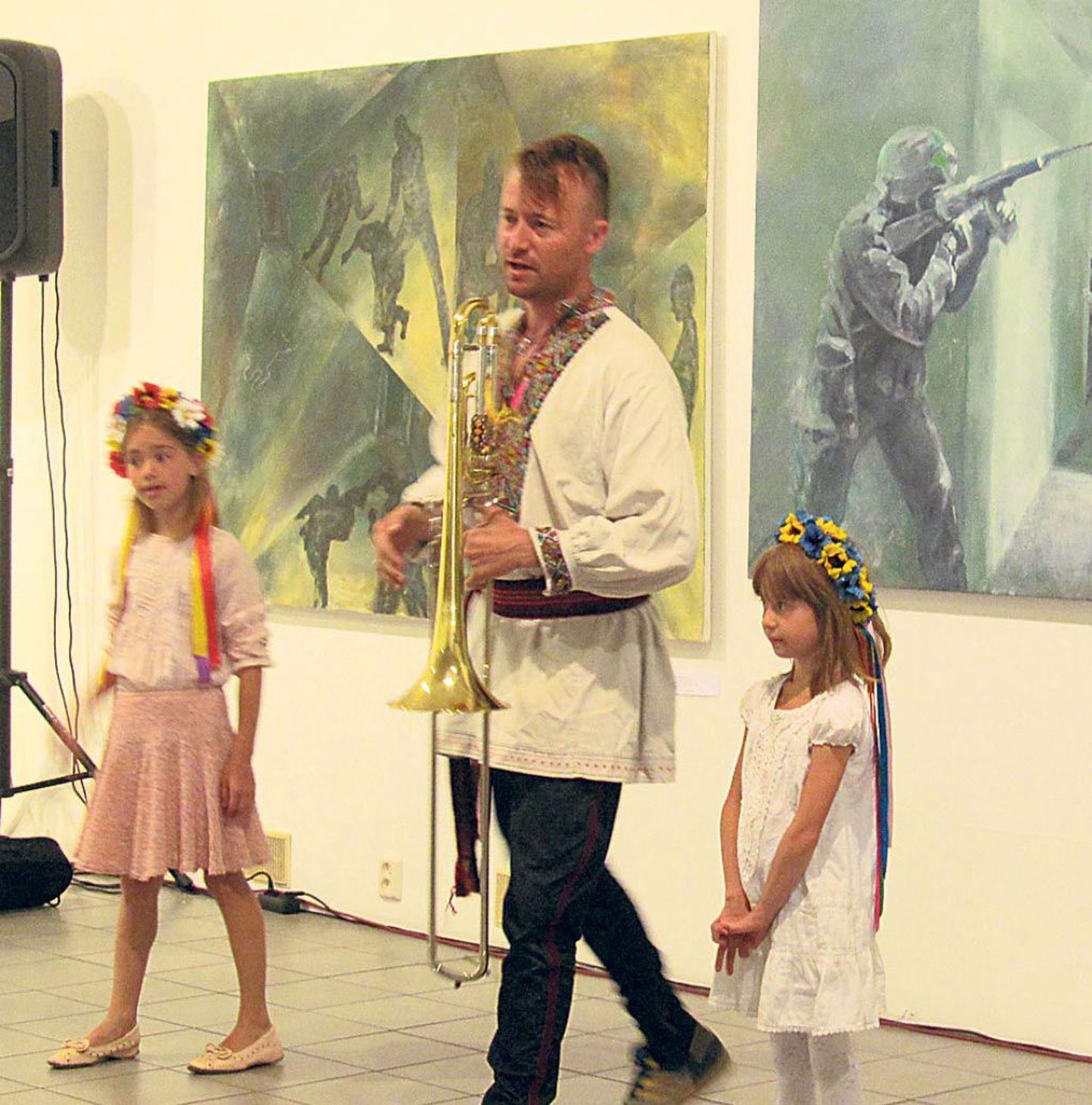 Ruslan Trochynskyi koos tütarde Rute ja Kirkega esinemas uue kunsti muuseumis.