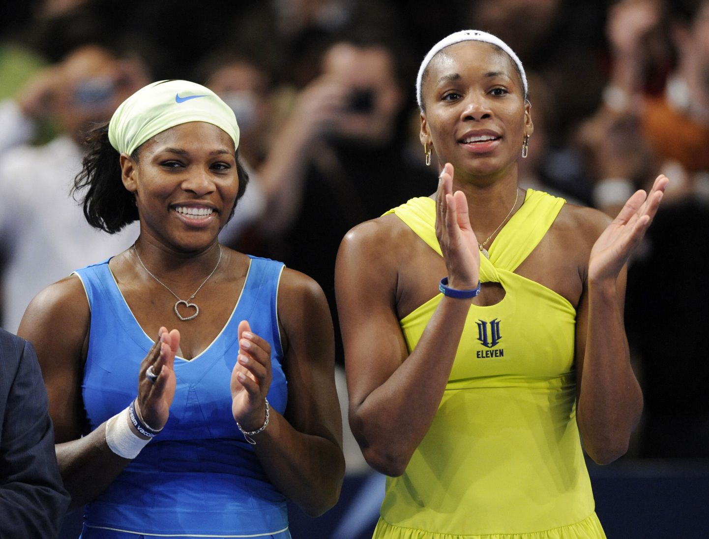 Serena Williams (vasakul) ja tema õde Venus auhinnatseremoonial.