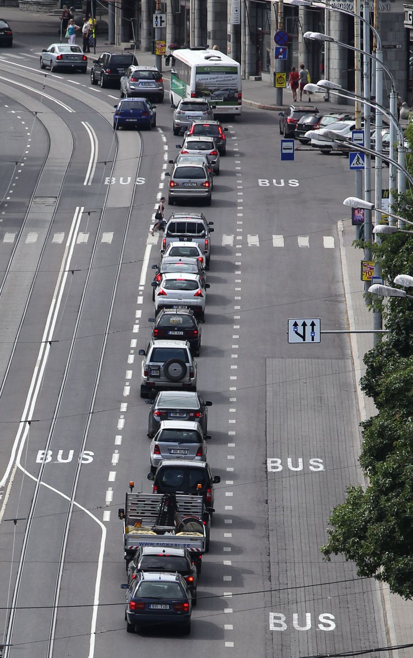Viru ringile, Mere puiesteele ja Pärnu maanteele on maha märgitud bussirajad, mis jätavad tavasõidukitele üsna ahta liikumisruumi.