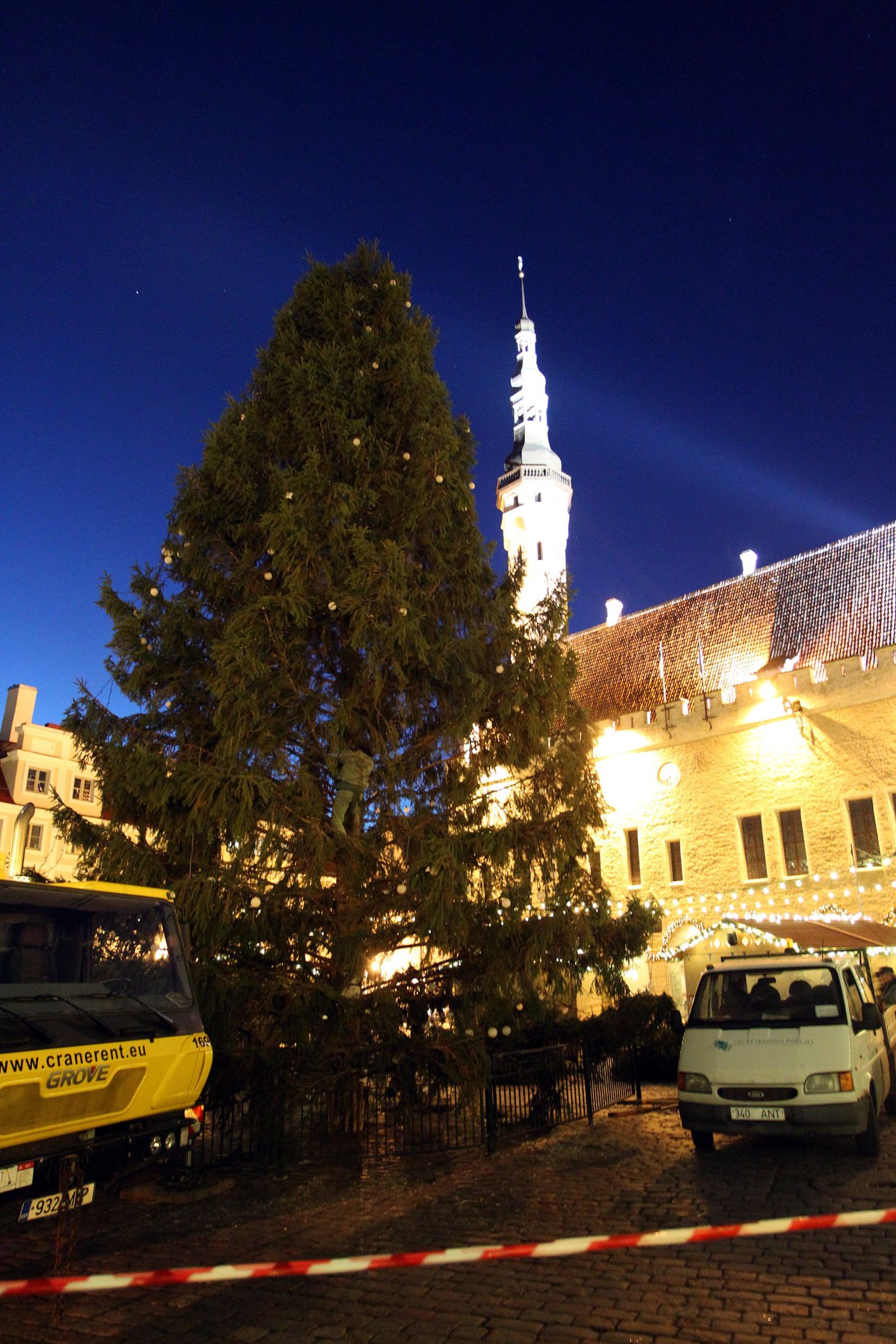 Täna varahommikul askeldasid töömehed Tallinnas Raekoja platsil, et kolmandat korda tõsta püsti tänavune jõulupuu.