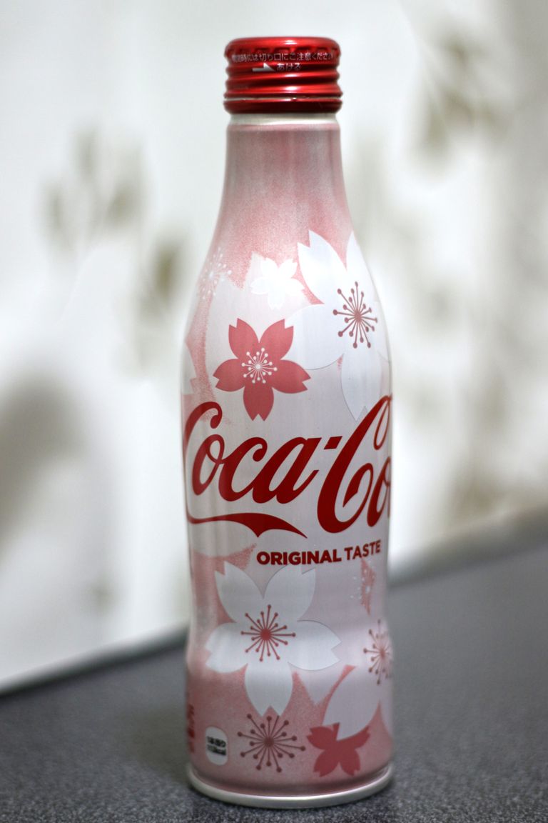 Kirsiõite teemaline Coca-Cola.