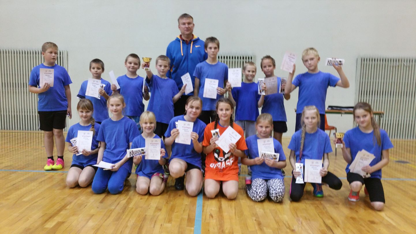 Kolga-Jaani kooli meeskond ja naiskond õpetaja Rivo Areni juhendamisel teenisid maakonna väikeste koolide rahvastepalli turniiril esikoha.
