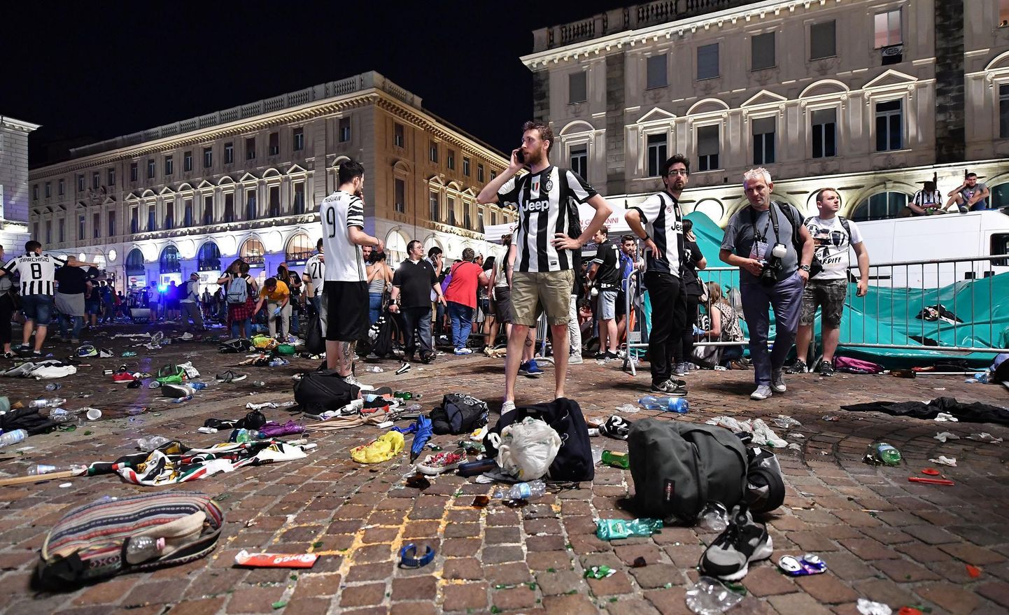 Kaos Juventuse fännide seas Torino ühel peaväljakul Piazza San Carlo.