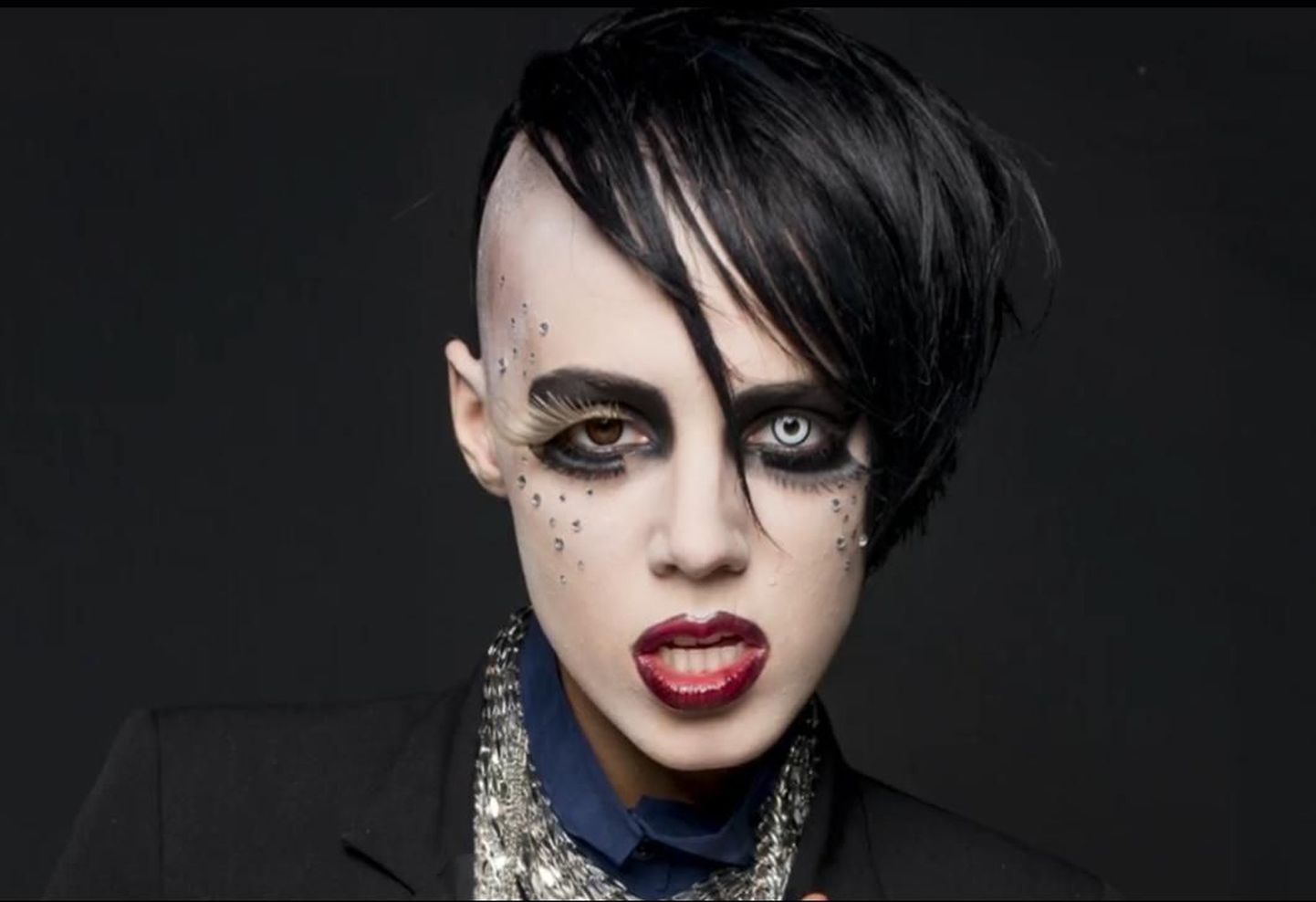 Liis Lemsalu muudetakse näosaates kõhedust tekitavaks Marilyn Mansoniks