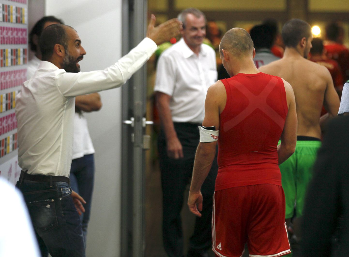 Pep Guardiola (vasakul) vestlemas Arjen Robbeniga.