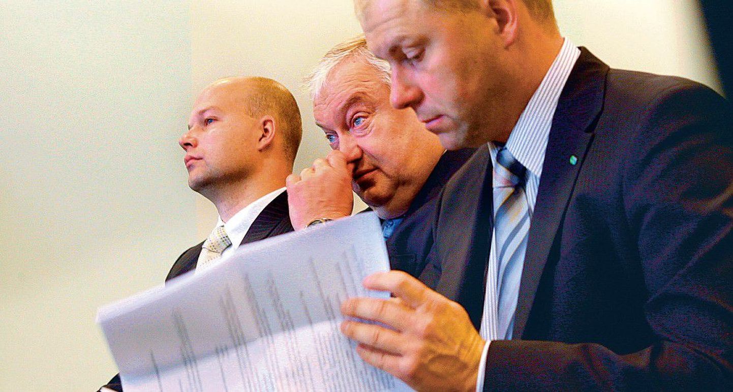 Kolm pistiseafääris süüdistatavat: Tarmo Sild (vasakult), Villu Reiljan ja Aivo Pärn, kes uurib kohtuistungi protokolli parandusi.