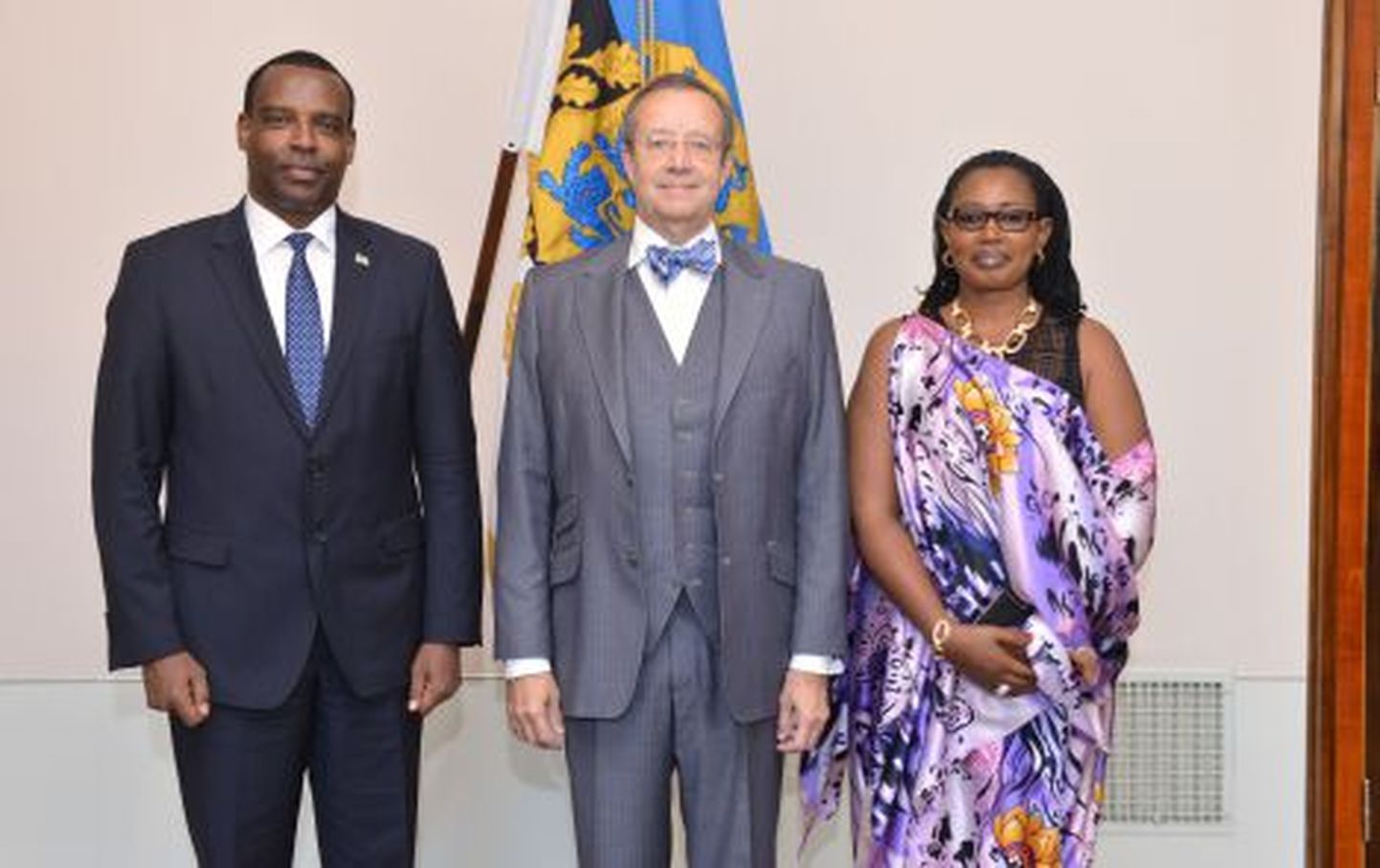 На фото президент Ильвес с послом Руанды (слева) и его женой.