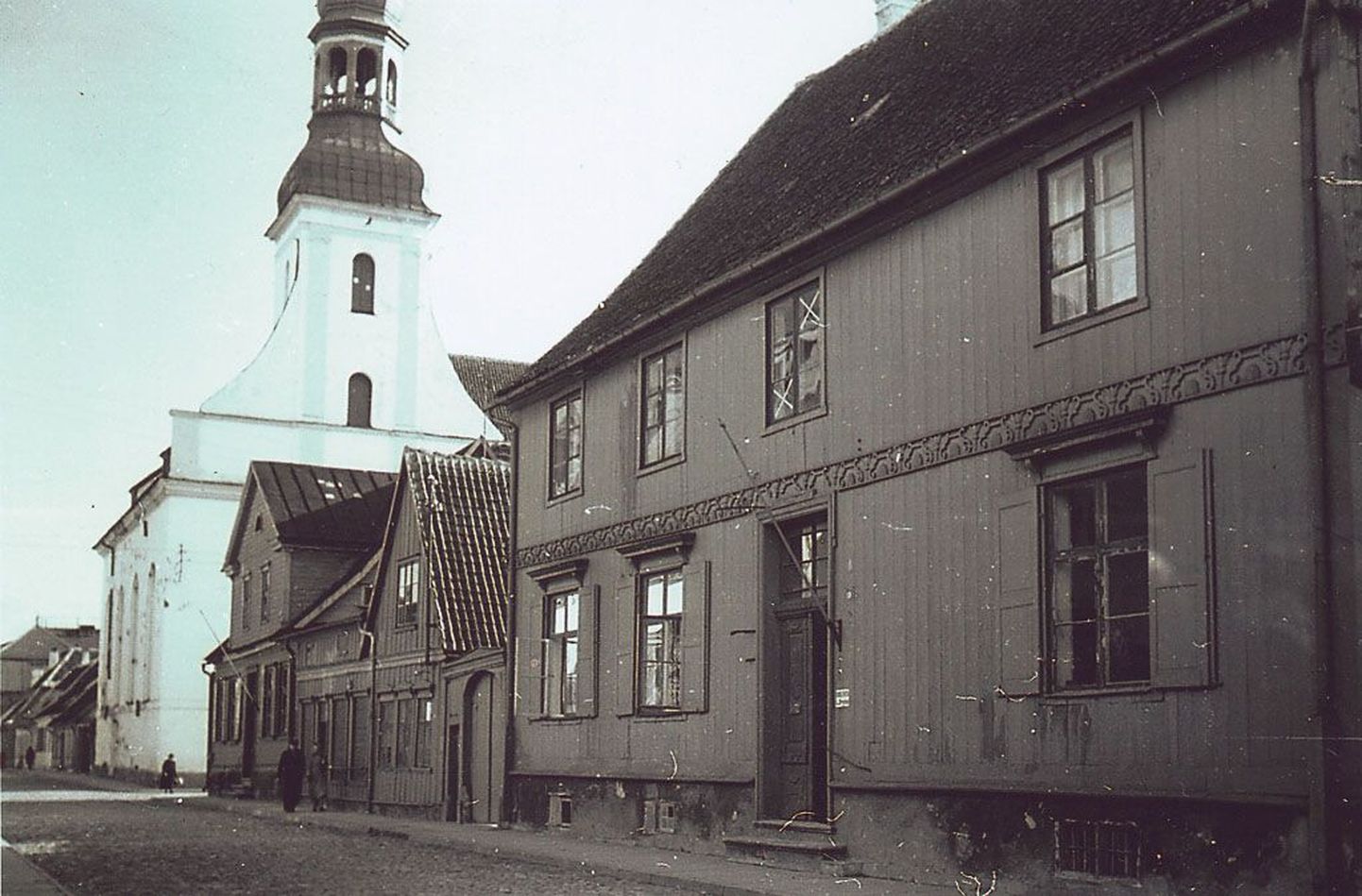 Majas, kus praegu asub populaarne söögikoht restoran Edelweiss, töötas 1933. aastast natsionaliseerimiseni Pärnu Ühispank, mis kasvas välja 1930. aastal asutatud Pärnu Hoiu- ja Laenukassast.