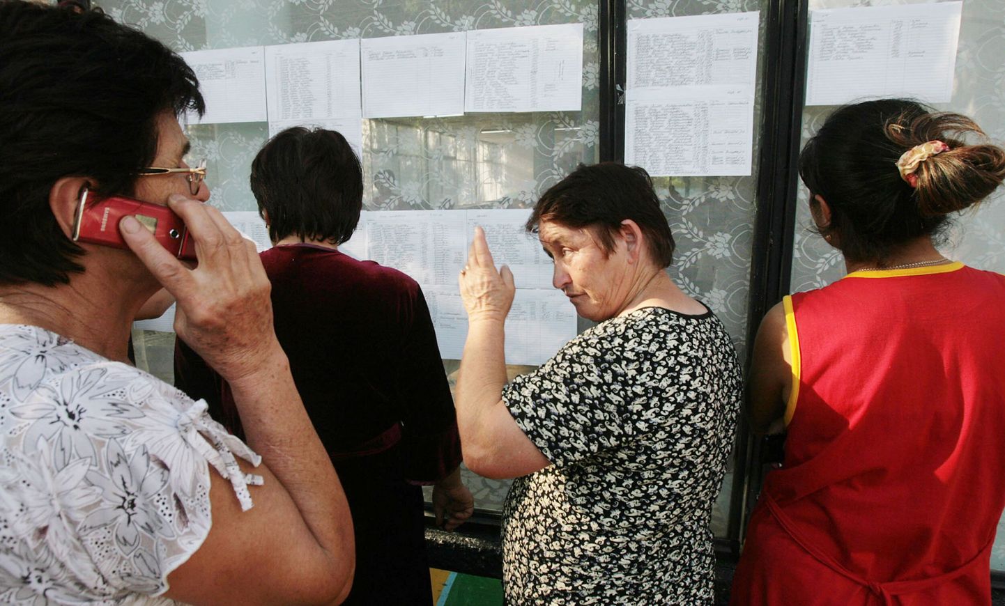 Naised lugemas põgenike nimekirju Põhja-Osseetias Alagiri lähistel asuvas laagris.