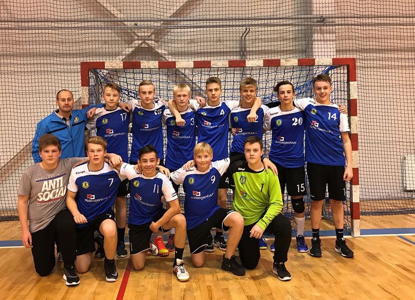 Viljandi spordikooli meeskond saavutas Eesti 2001. aastal ja hiljem sündinute käsipallikarikavõistlustel kolmanda koha.