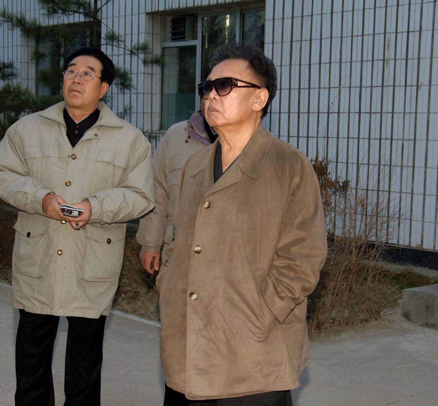 Kim Jong-il Sinuiju kosmeetikavabrikus.
