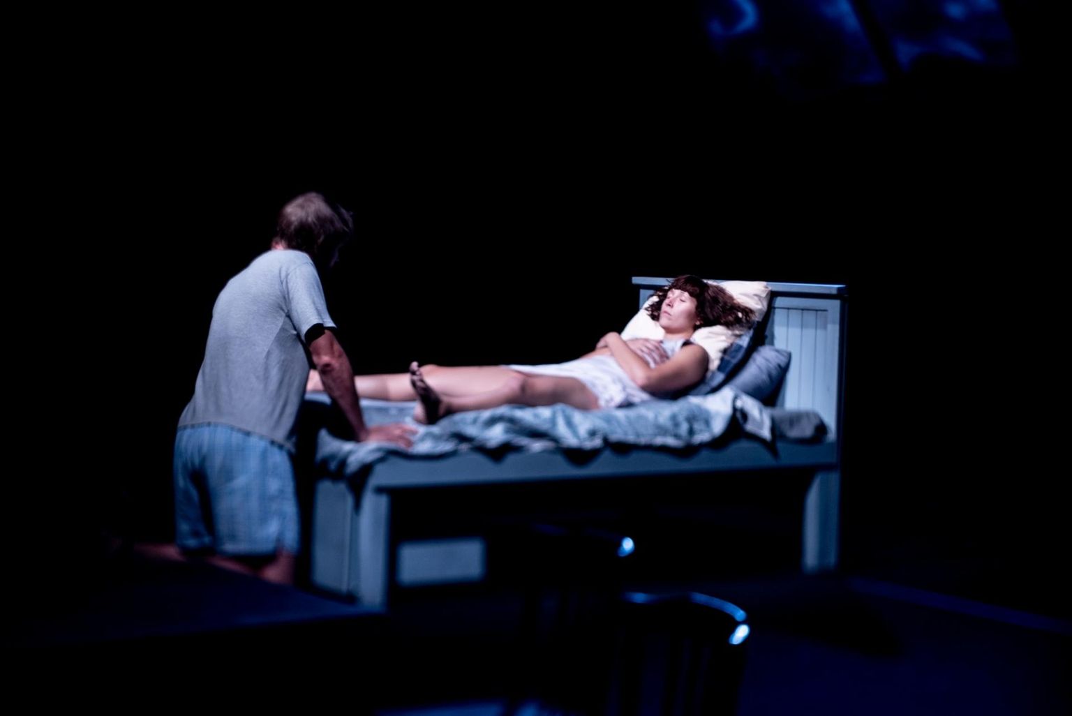 Stseen Rakvere teatri lavastusest «Nagu peeglis» (Ingmar Bergman).