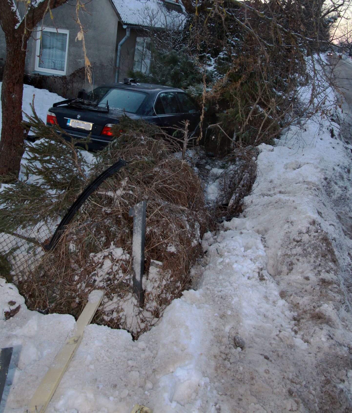 Pärnus Oja tänaval lendas BMW lumevalli sõites võõrasse aeda.