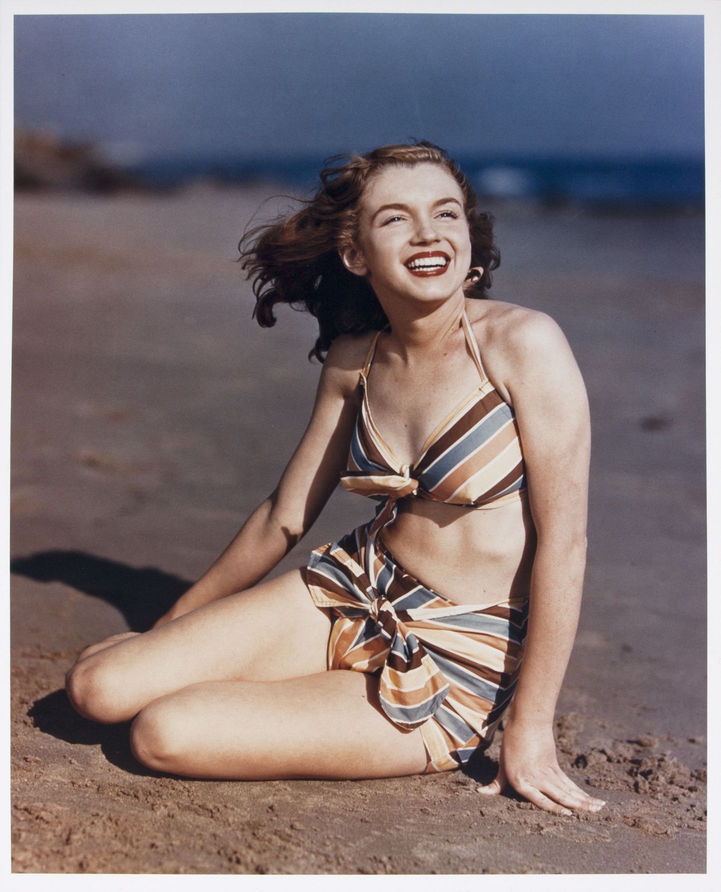 Norma Jean Dougherty (hiljem Marilyn Monroe) poseerib 1946. aastal bikiinides rannal.