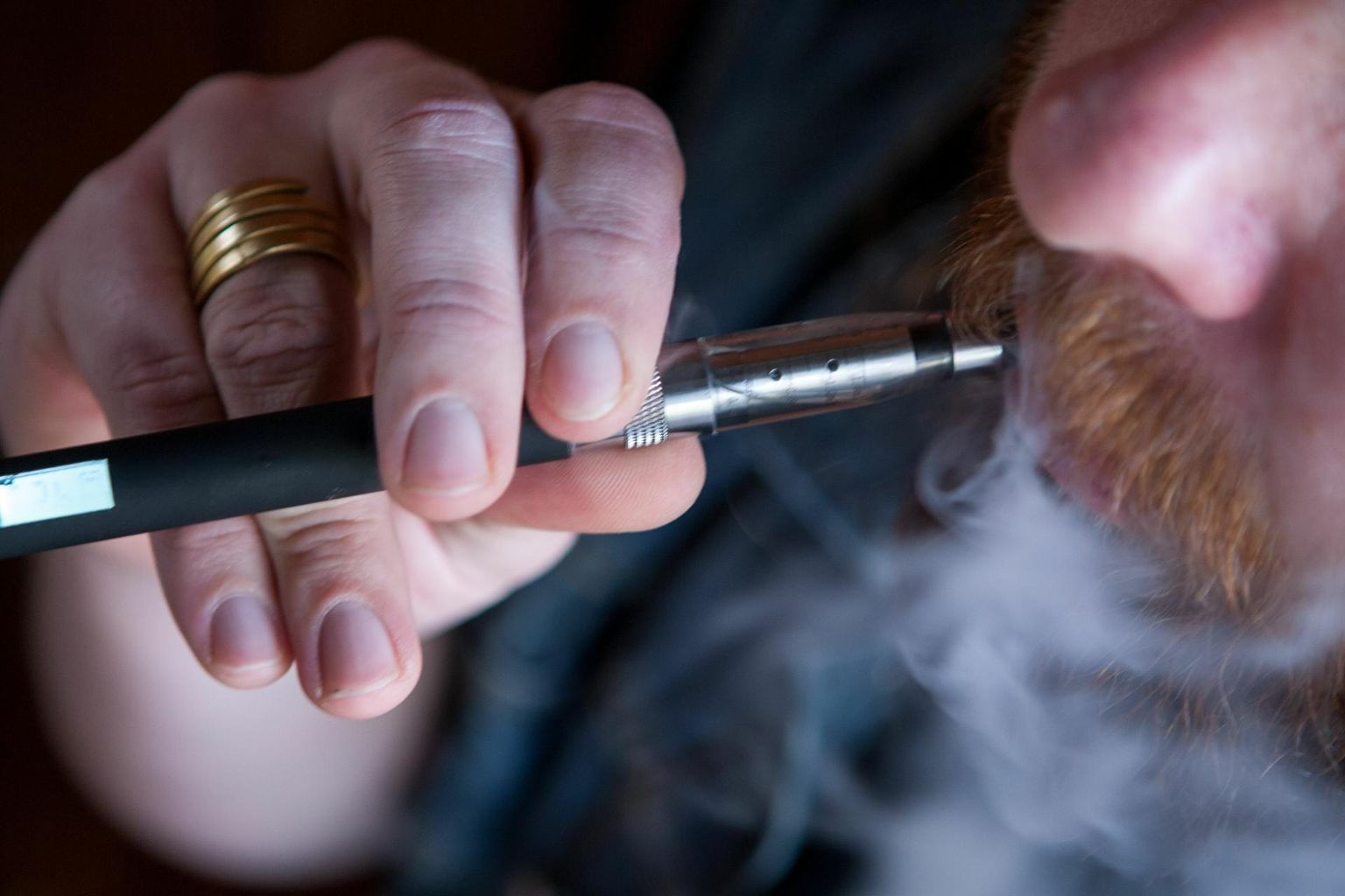 Tavaprügisse sattuvad e-sigareti padrunid lagunevad lõpuks mikroplastiks ja kemikaalideks, mis voolavad vihmaveega äravoolu ja reostavad elusloodust.