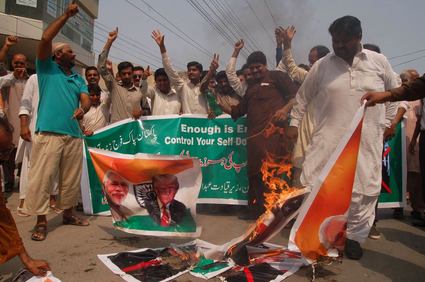 Pakistani meeleavaldajad põletavad USA presidendi Donald Trumpi ja India peaministri Narendra Modi pilte.