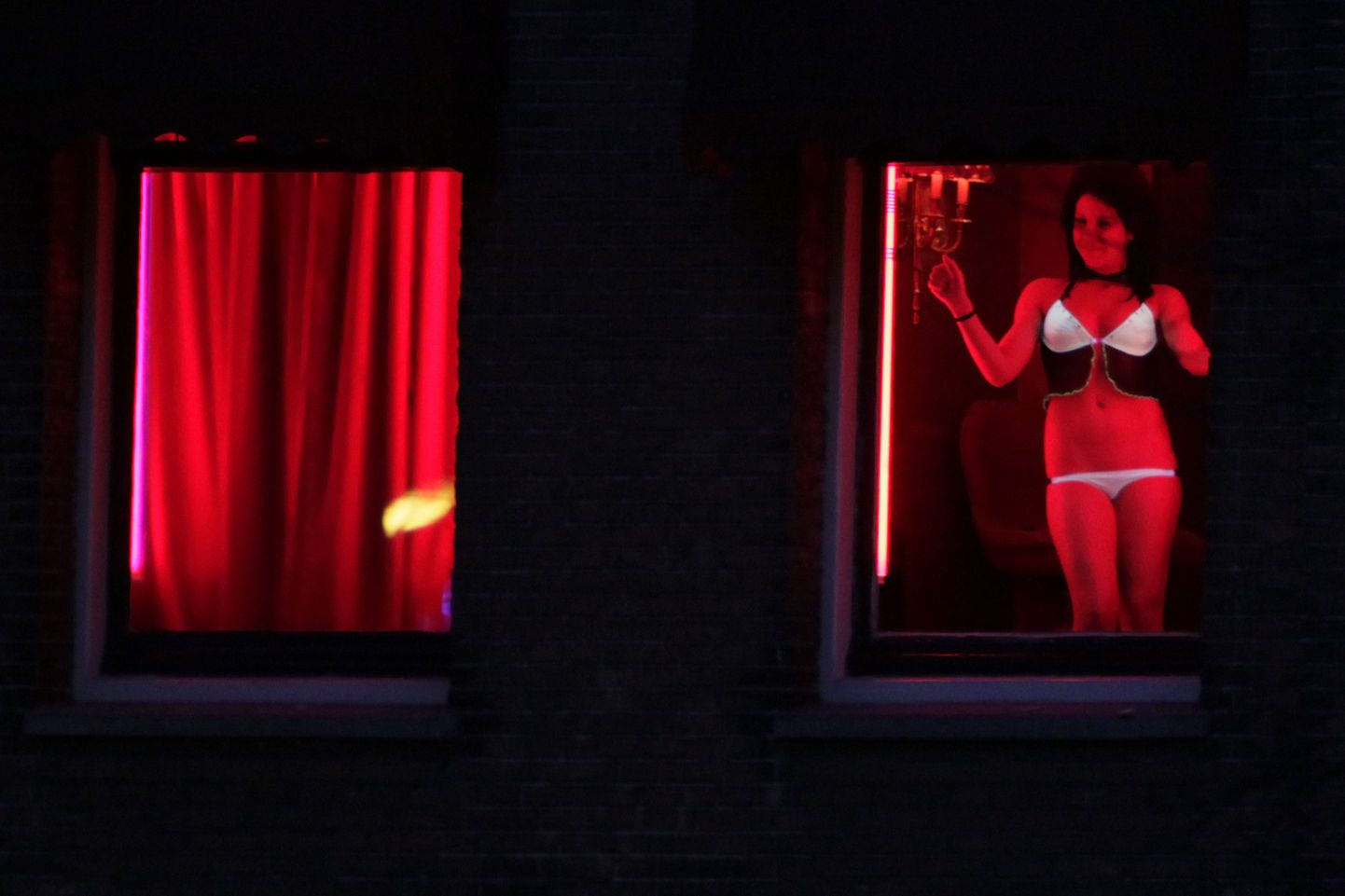 Punaste laternate tänaval Amsterdamis. Enamik vitriinidel kliente peibutavatest naistest on pärit Ida-Euroopast.