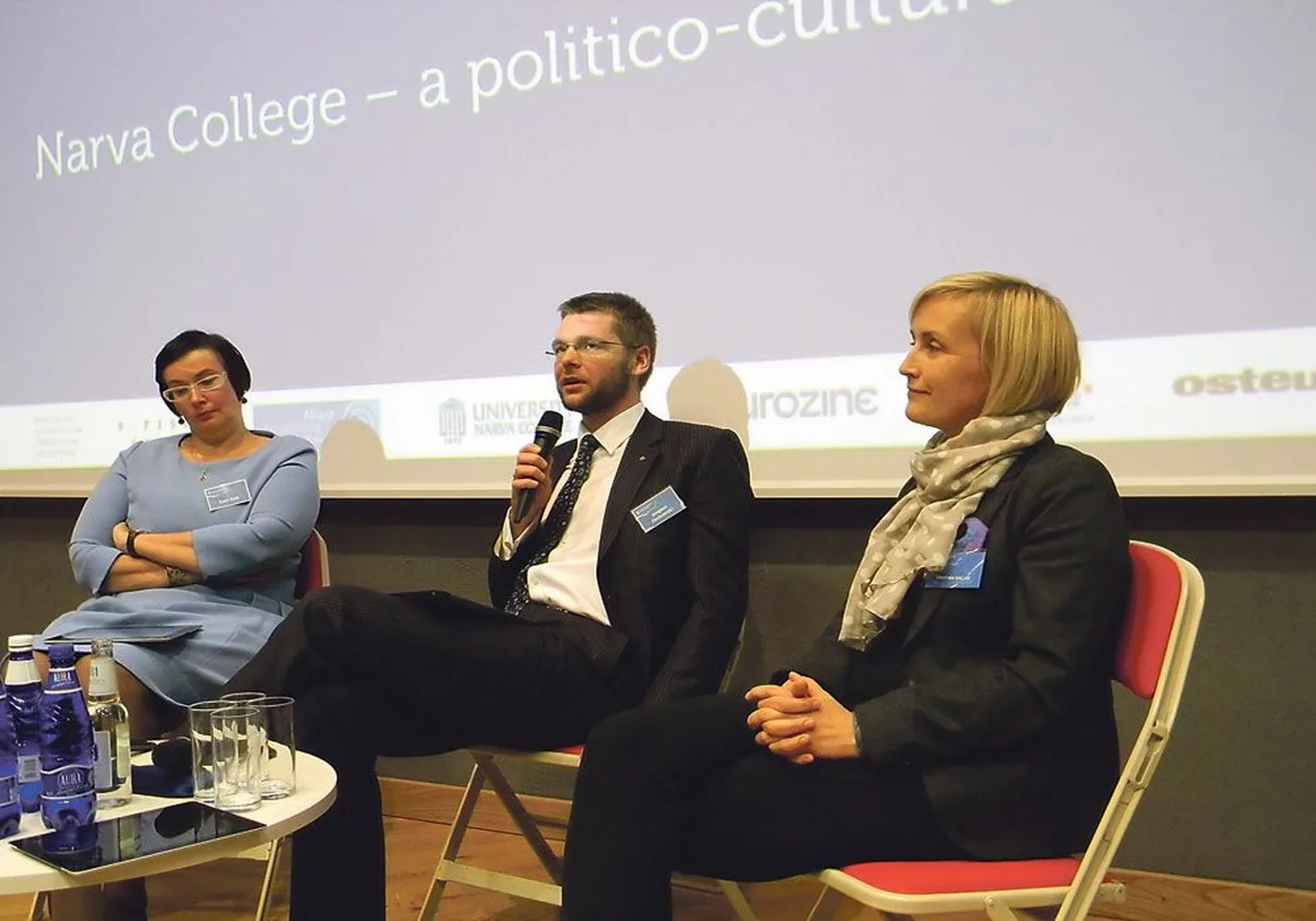 Катри Райк, Евгений Осиновский и Кристина Каллас участвуют в дискуссии о роли Нарвского колледжа как общественного центра 
пограничного города.