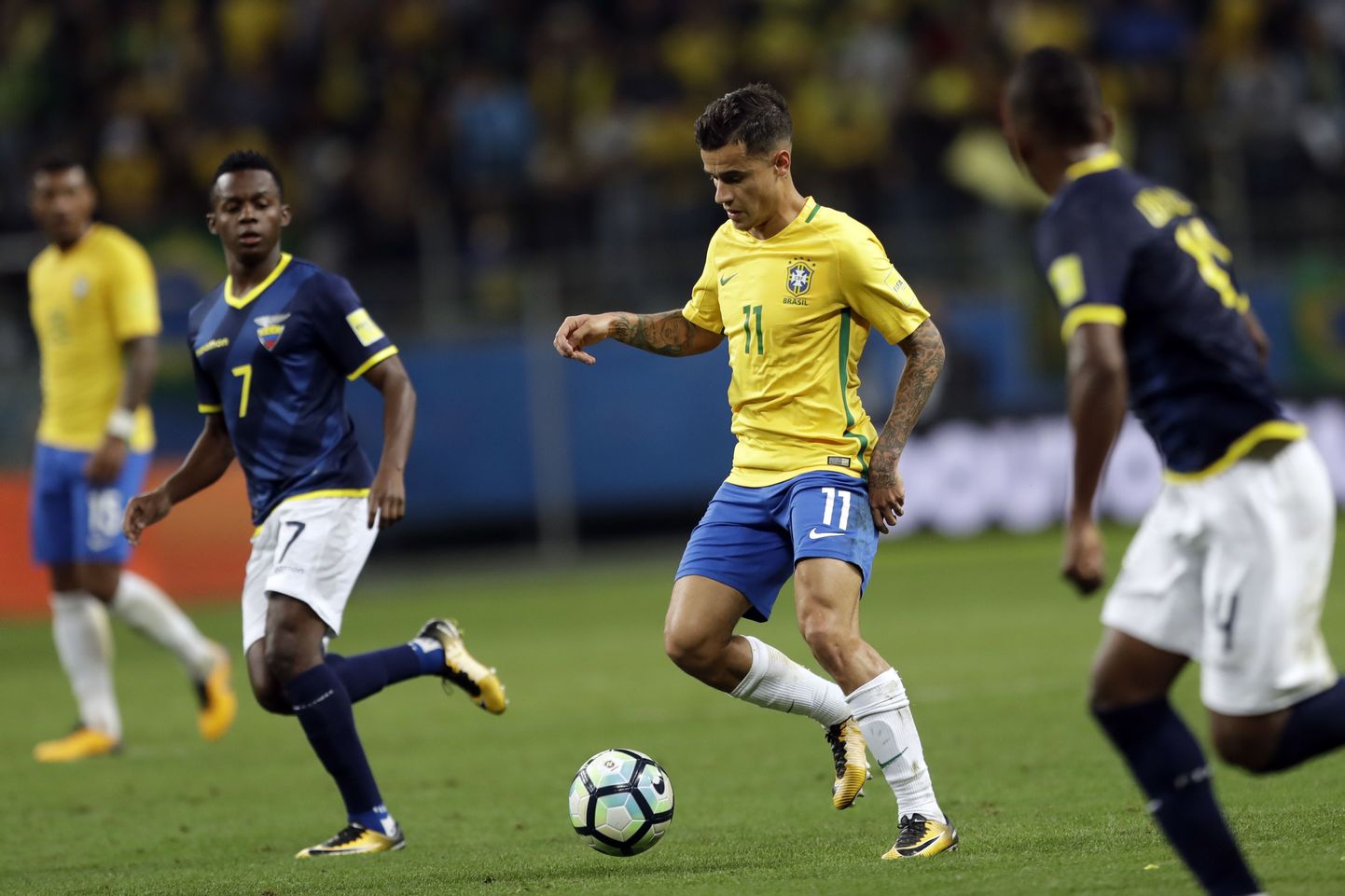Coutinho (kollases) MM-valikmängus Ecuadori vastu.