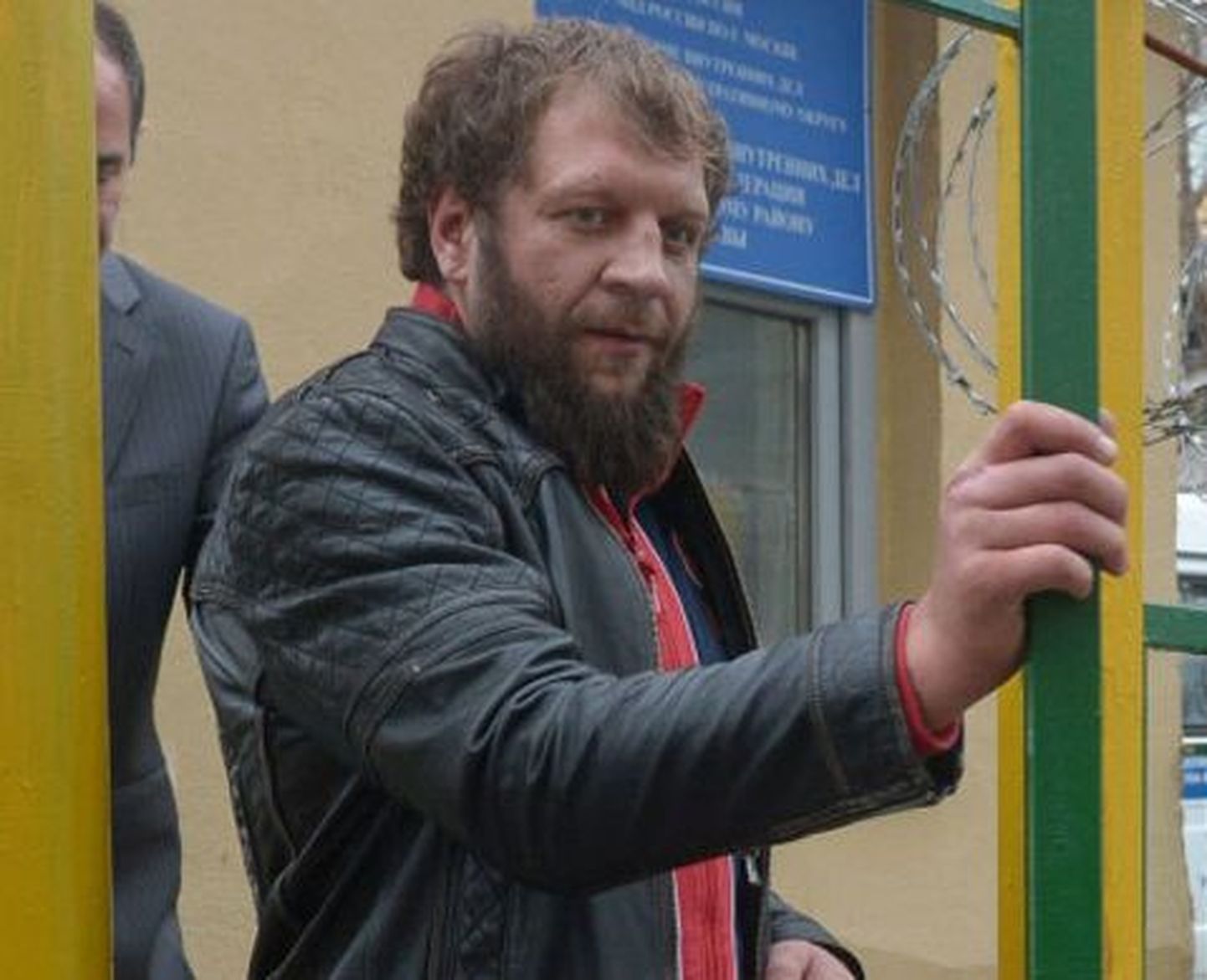Александр Емельяненко покидает отделение полиции.