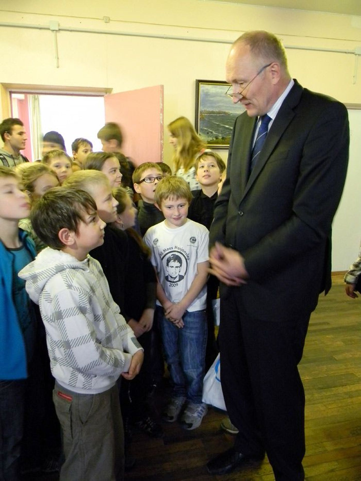 Haridusminister Jaak Aaviksoo kinnitas eile Narvas nii õpilastele kui õpetajatele, et piirilinna kuuest gümnaasiumist ei tehta sunniviisil ühte kooli, aga samas pole ka pääsu sellest, et õige mitu gümnaasiumi mõne aasta pärast uksed peavad sulgema.