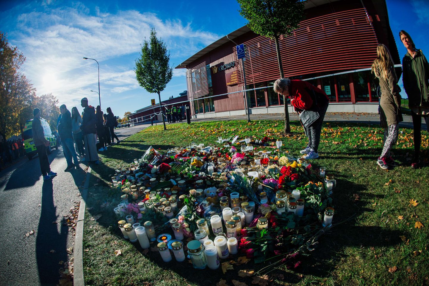 Edela-Rootsis asuva Trollhättani kooli ette on toodud ohvrite mälestamiseks lilli ja süüdatud küünlad.