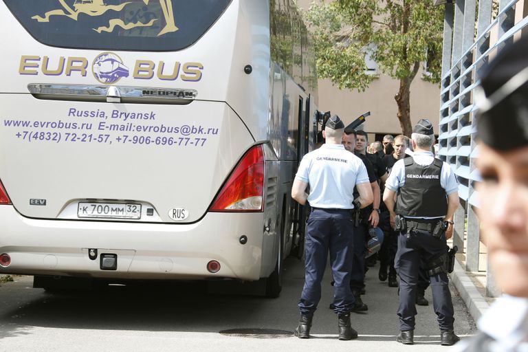 Prantsuse politseinikud on pidanud kinni Venemaa jalgpallimeeskonna fänne vedava bussi. 