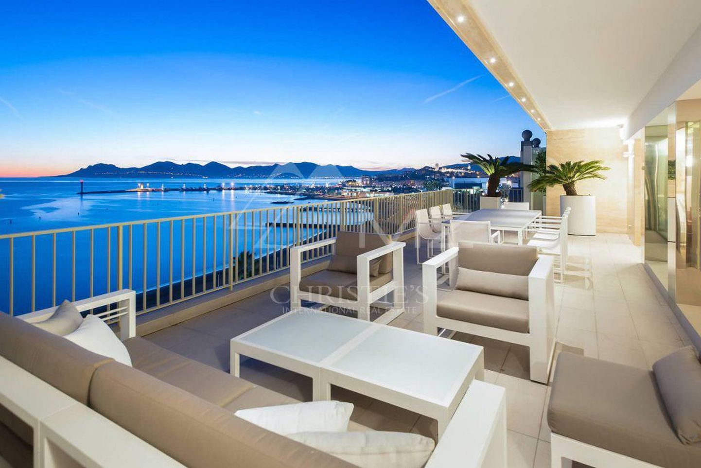 Penthouse Cannes'is, mis christiesrealestate.com kaudu omanikku otsib.