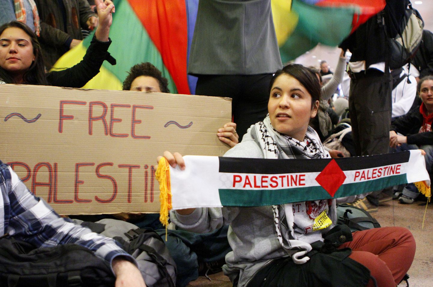 Palestiina toetajad täna Brüsseli lennujaamas meelt avaldamas.