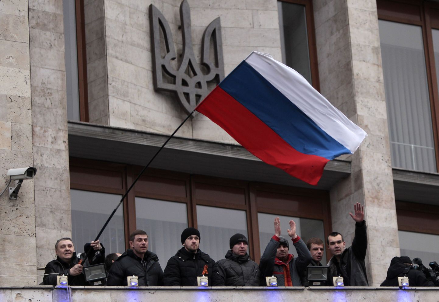 Venemeelsed Donetski omavalitsushoone ees.