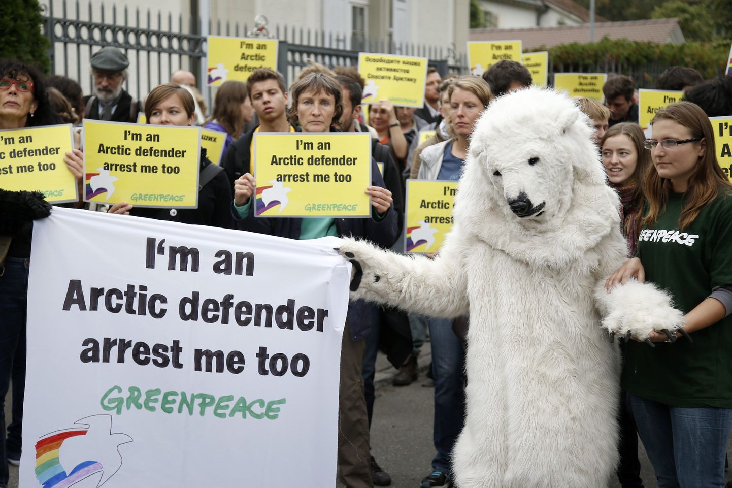 Greenpeace'i toatajate protestiaktsioon Venemaa saatkonna ees Bernis.