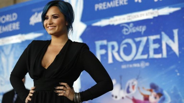 Dziedātāja Demija Lovato filmas "Frozen" pirmizrādē 