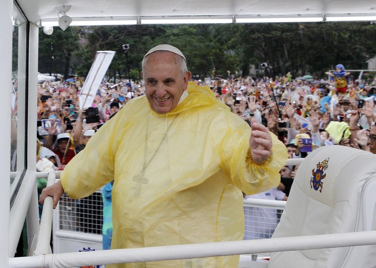 Sarnaselt suurele osale teda tervitama saabunud rahvast on ka paavst enamiku visiidist ringi liikunud vihmakeebis.
