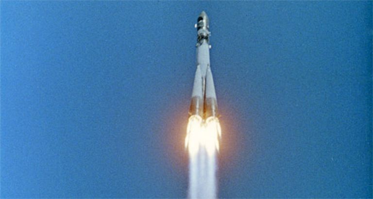 1961.gada 12.aprīlis: izplatījumā dodas nesējraķete Vostok 1 ar pirmo kosmonautu Juriju Gagarinu 