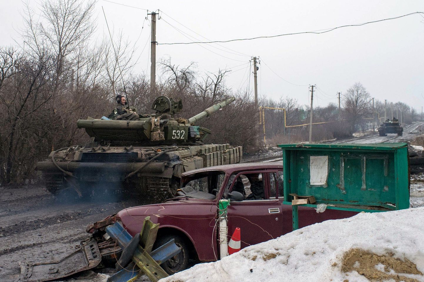 Ukraina tank läbib Toneneke küla, mis jääb Donetski lennuväljast viie kilomeetri kaugusele. Foto on tehtud 19. jaanuaril.