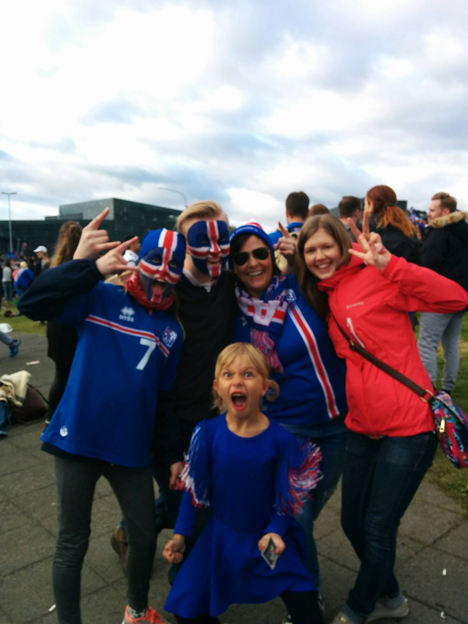 Islandlased Reykjavikis omadele kaasa elamas. Paremal punases jopes eestlanna Katry.