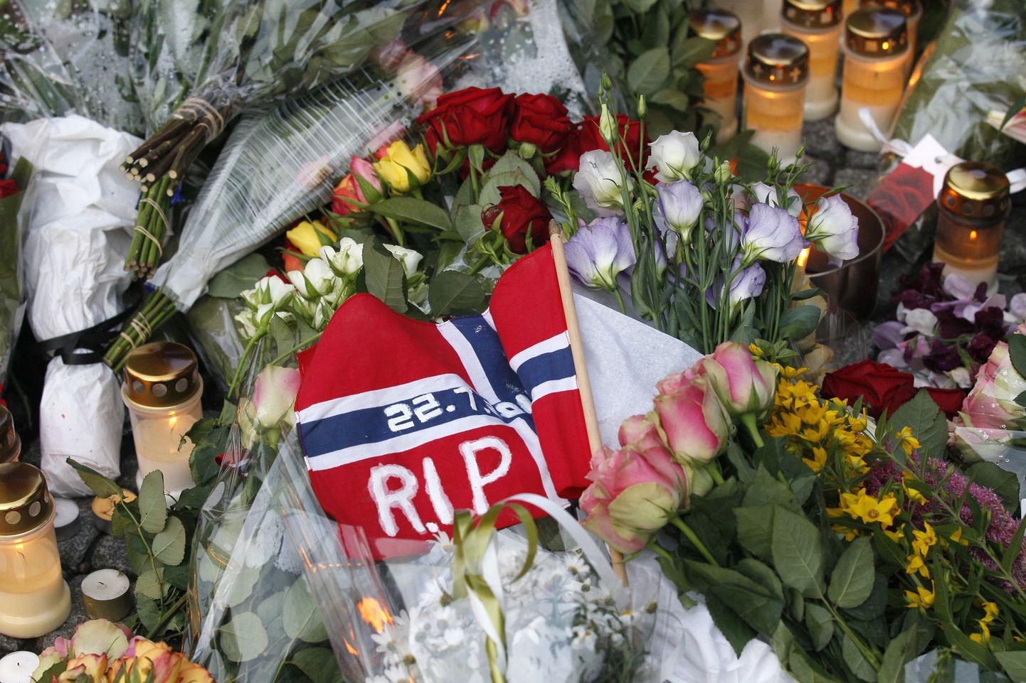 Norras leinatakse reedese terrorirünnaku ohvreid.