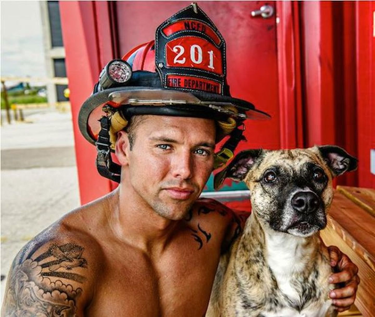 Пожарный с собакой.