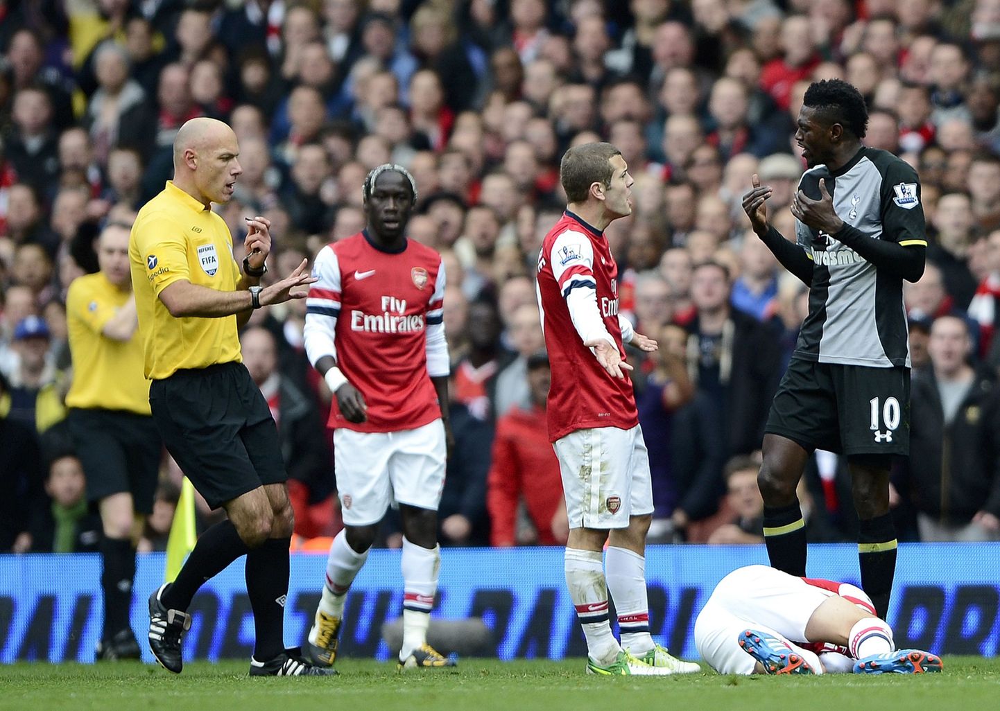 Emmanuel Adebayor (paremal) on teinud vea Santi Cazorla vastu ja saab kohe punase kaardi.
